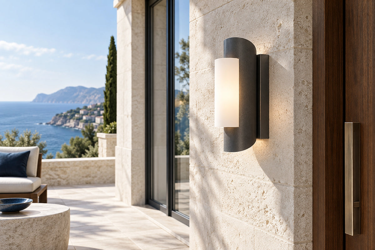 Applique extérieure moderne sur une façade en pierre claire, sous une lumière naturelle