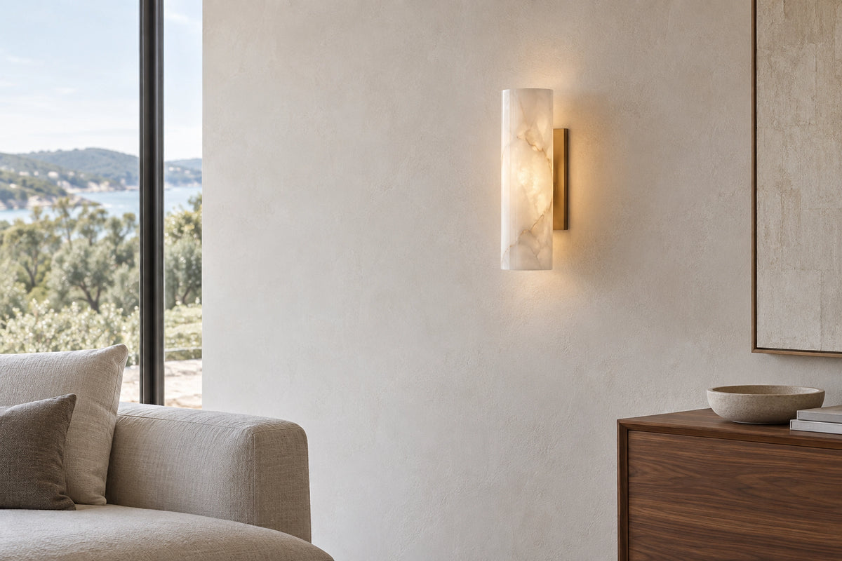 Applique murale albâtre dans un intérieur lumineux, sous une lumière naturelle