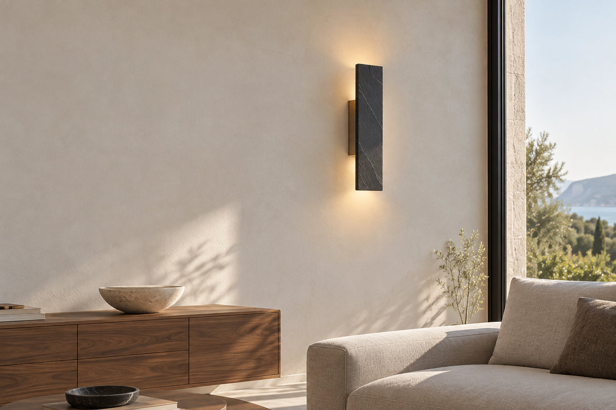 Applique murale anthracite dans un intérieur lumineux, sous une lumière naturelle