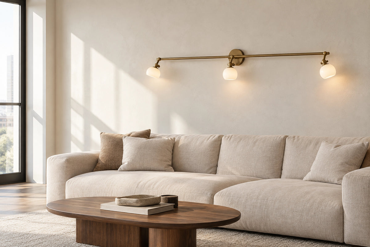 Applique murale au-dessus du canapé dans un intérieur lumineux, sous une lumière naturelle