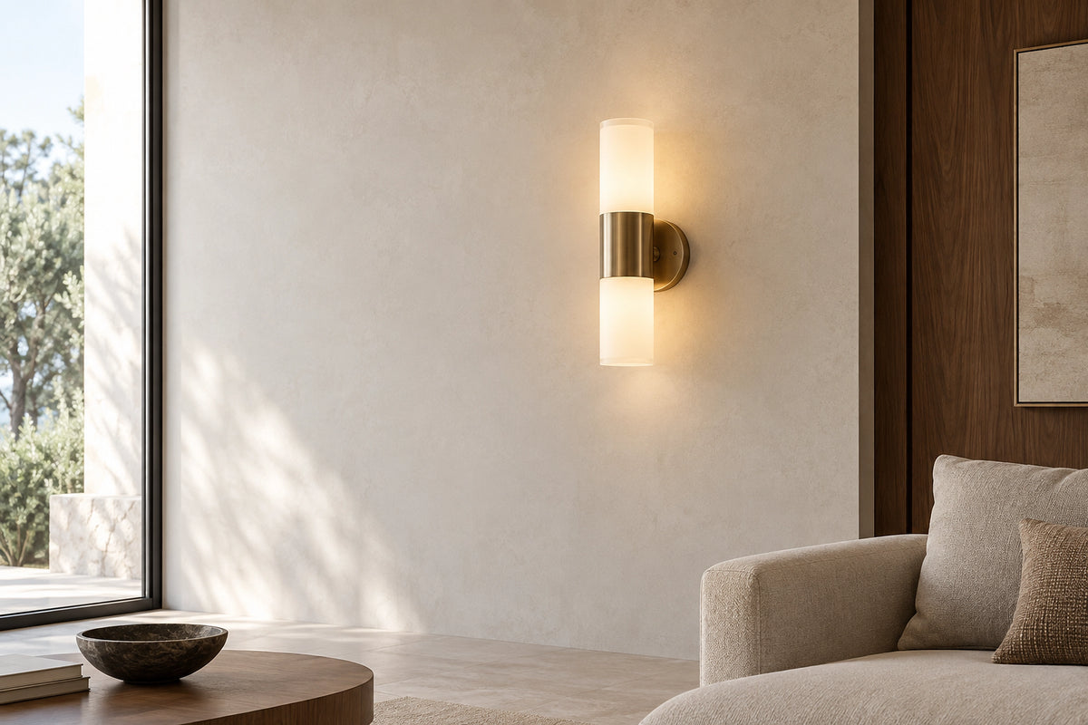 Applique murale à batterie dans un intérieur lumineux, sous une lumière naturelle