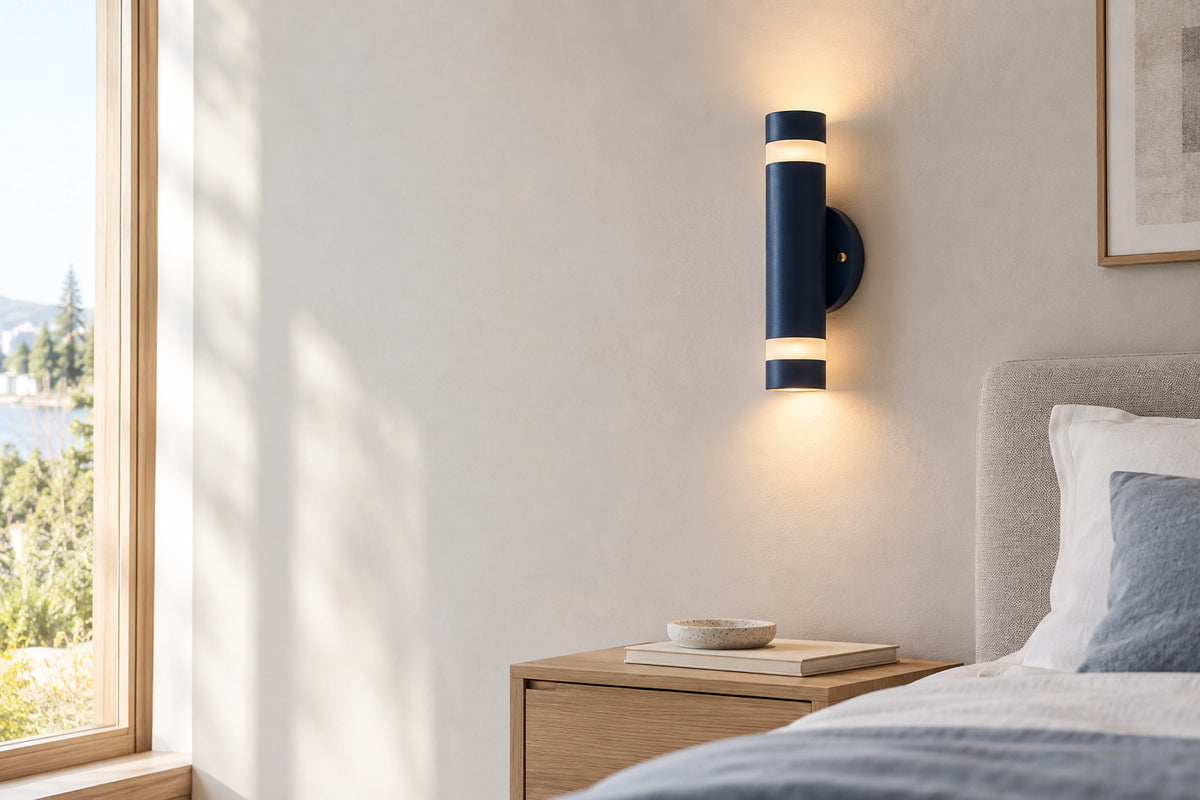 Applique murale bleu marine dans un intérieur lumineux, sous une lumière naturelle