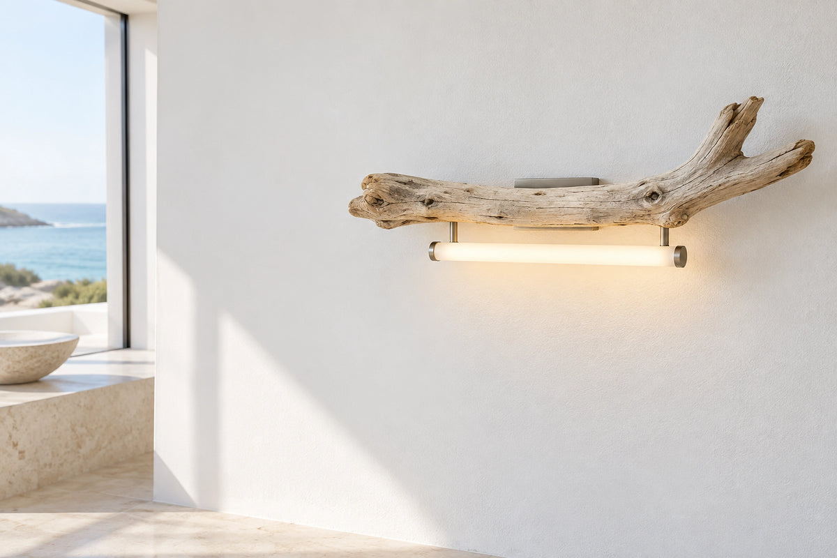 Applique murale bois flotté dans un intérieur lumineux, sous une lumière naturelle