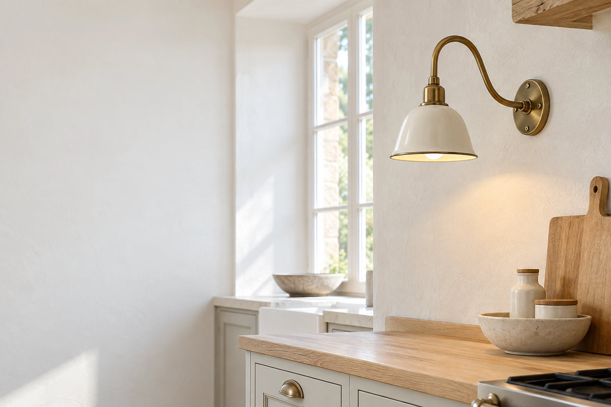 Applique murale campagne dans un intérieur lumineux, sous une lumière naturelle
