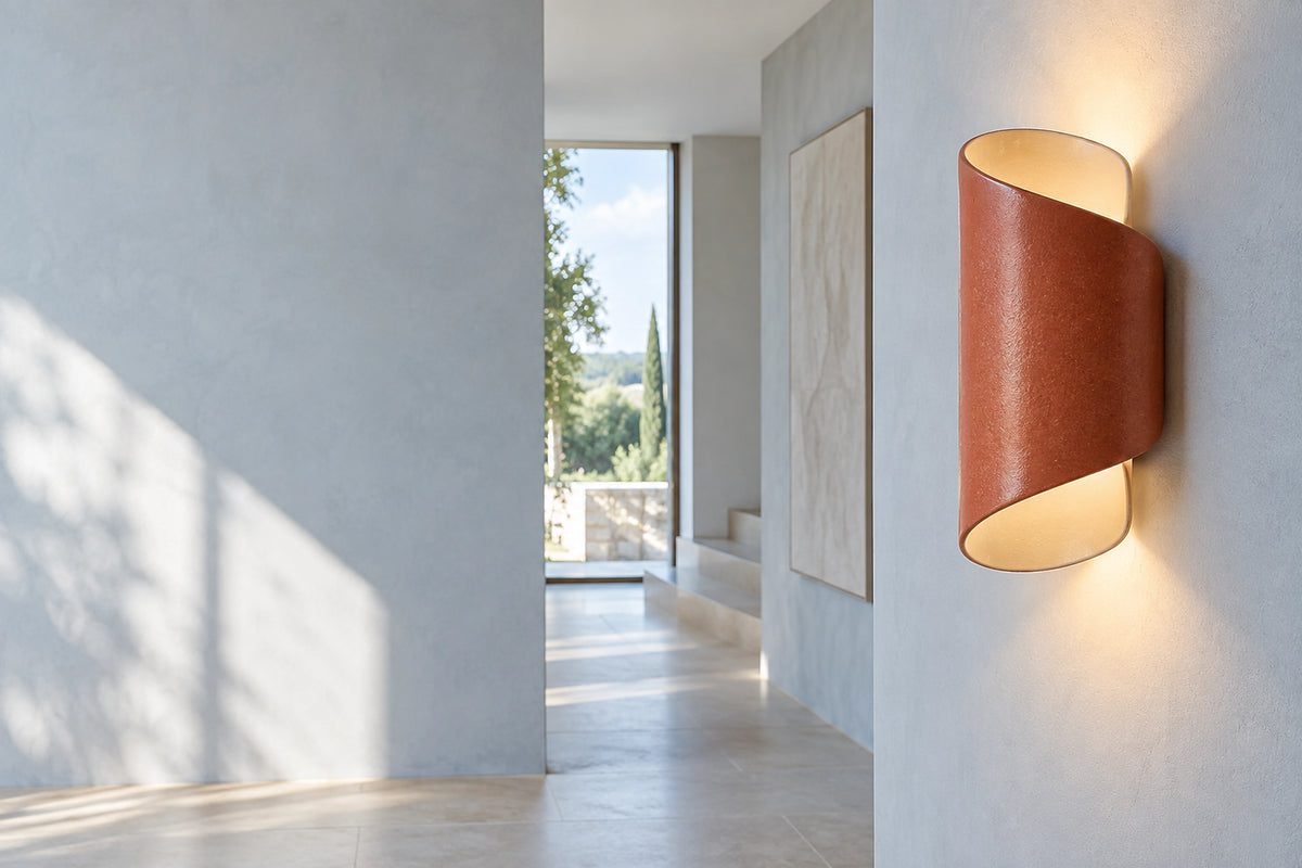 Applique murale céramique dans un intérieur lumineux, sous une lumière naturelle