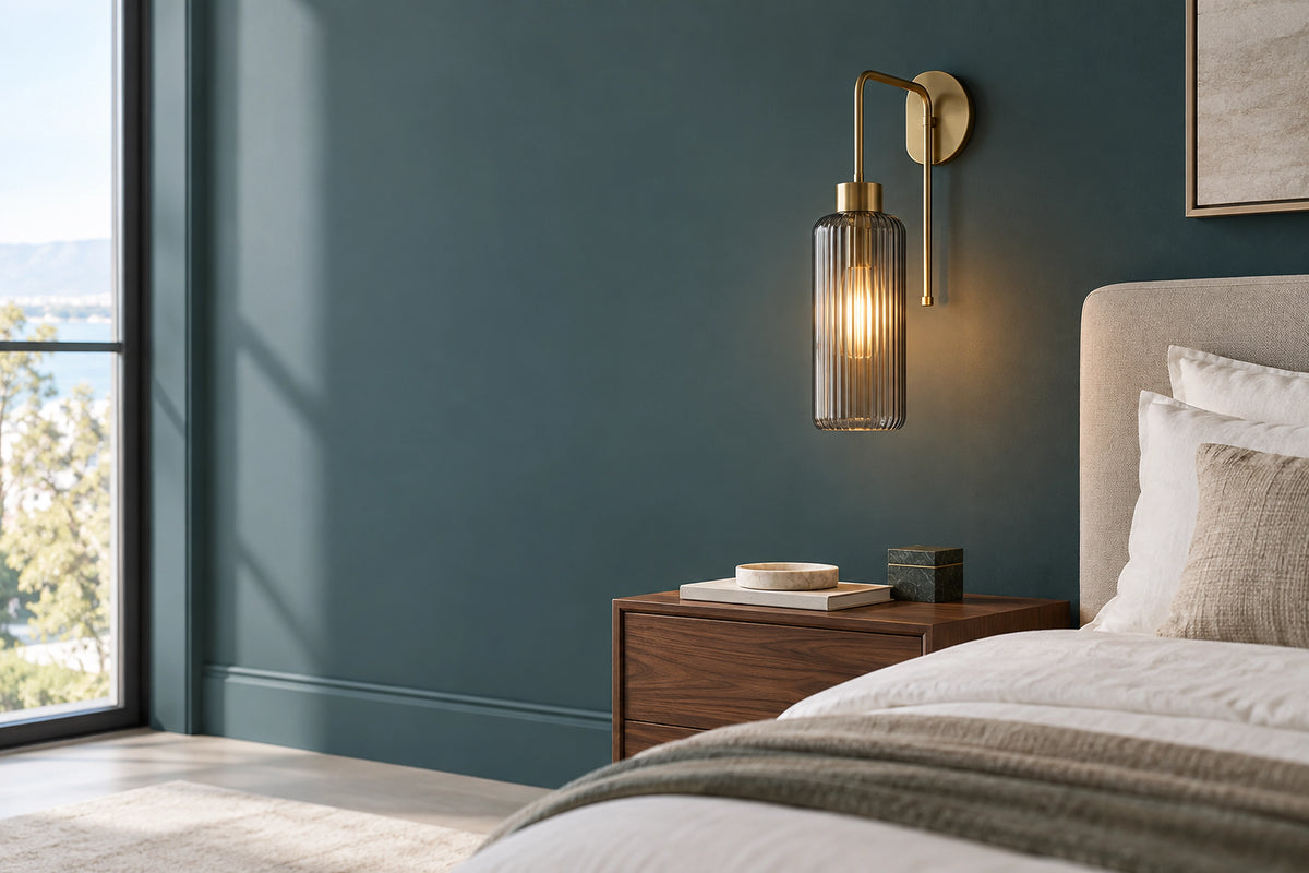 Applique murale chambre adulte dans une chambre lumineuse, sous une lumière naturelle