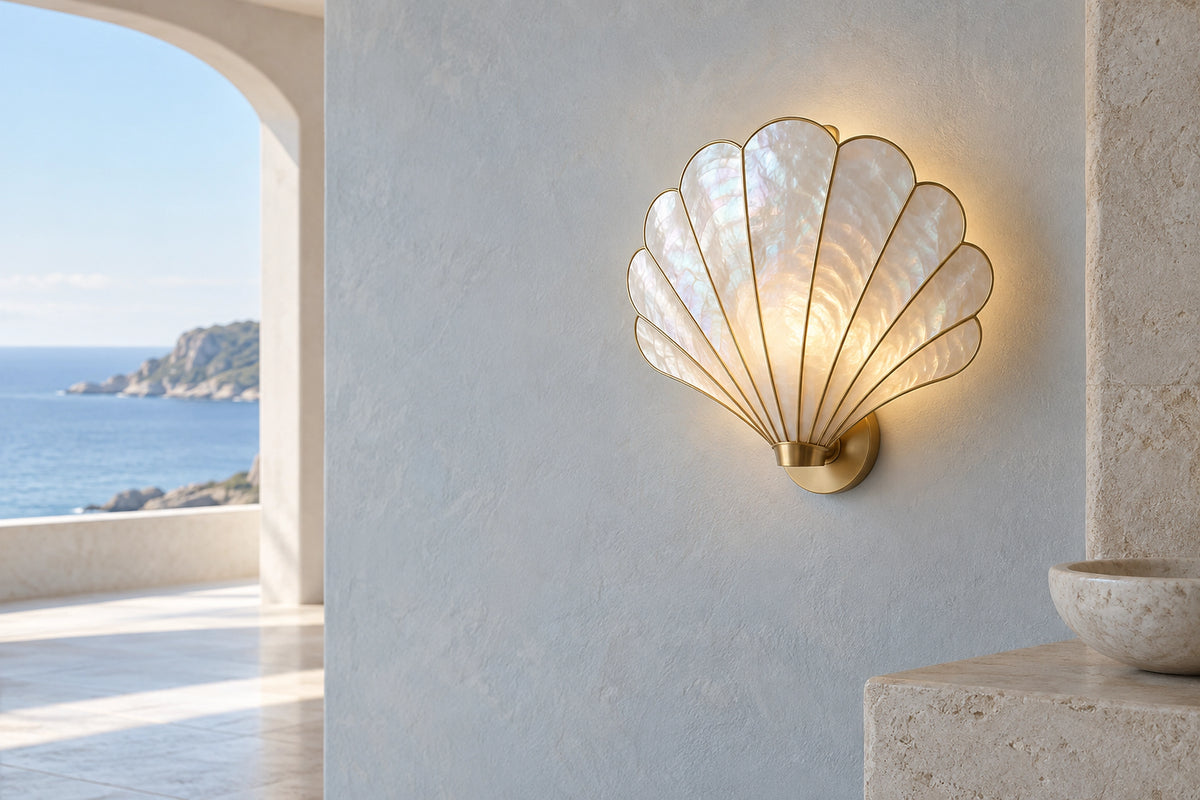 Applique murale coquillage dans un intérieur lumineux, sous une lumière naturelle