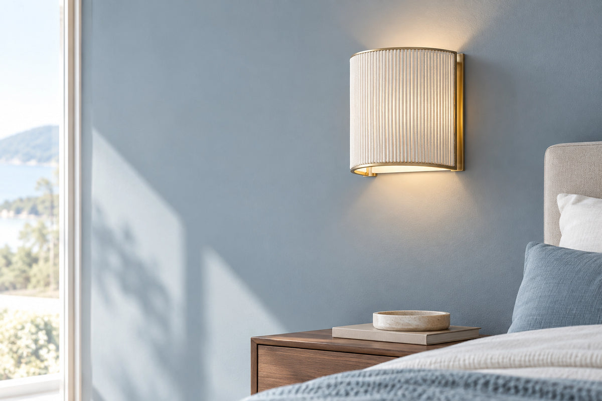 Applique murale coton dans un intérieur lumineux, sous une lumière naturelle
