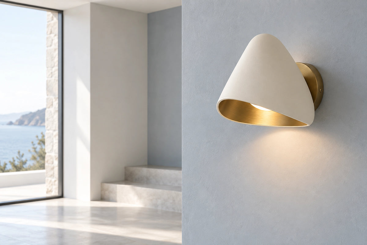 Applique murale crème dans un intérieur lumineux, sous une lumière naturelle