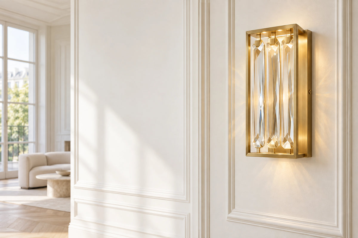 Applique murale cristal dans un intérieur lumineux, sous une lumière naturelle