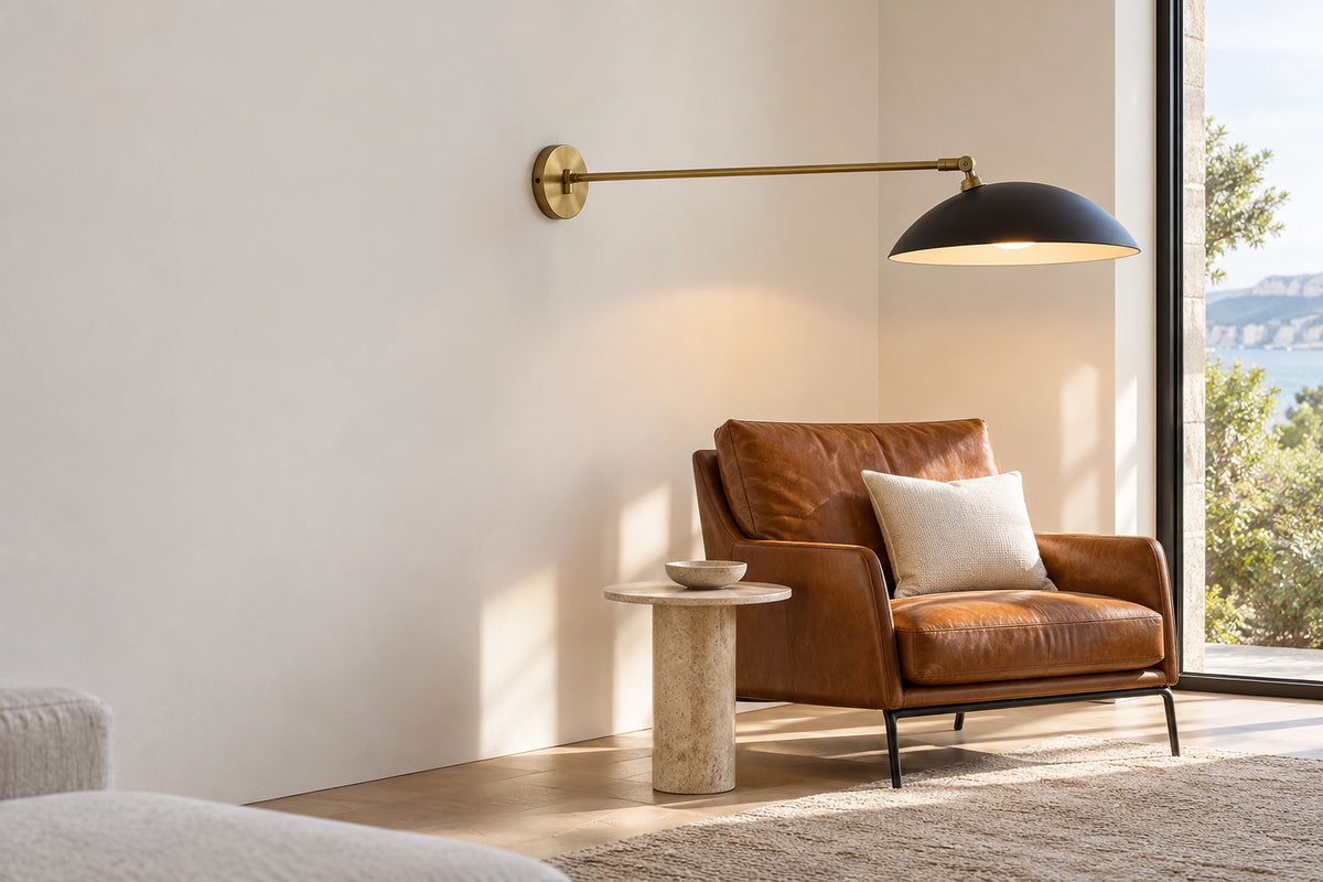 Applique murale déportée dans un intérieur lumineux, sous une lumière naturelle