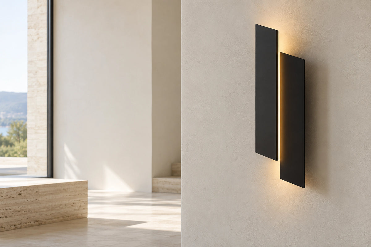 Applique murale design noire dans un intérieur lumineux, sous une lumière naturelle
