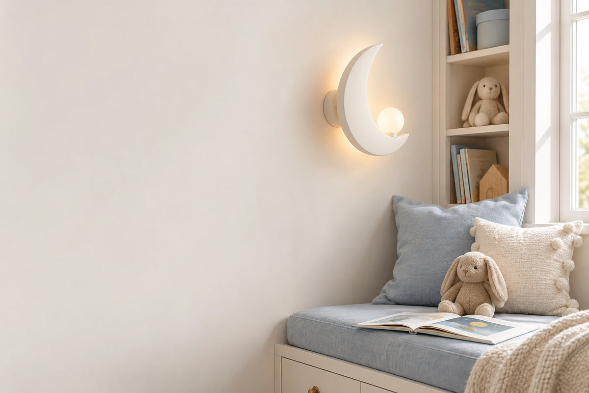 Applique murale enfant dans un intérieur lumineux, sous une lumière naturelle