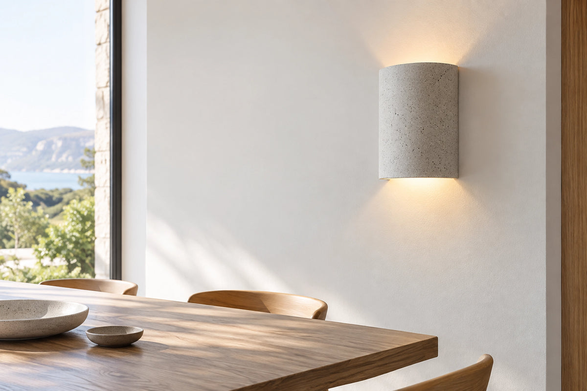 Applique murale grès dans un intérieur lumineux, sous une lumière naturelle
