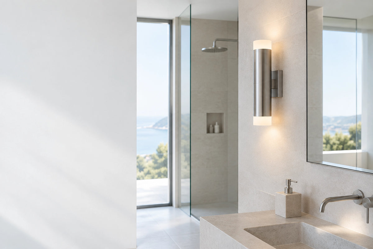 Applique murale inox dans un intérieur lumineux, sous une lumière naturelle