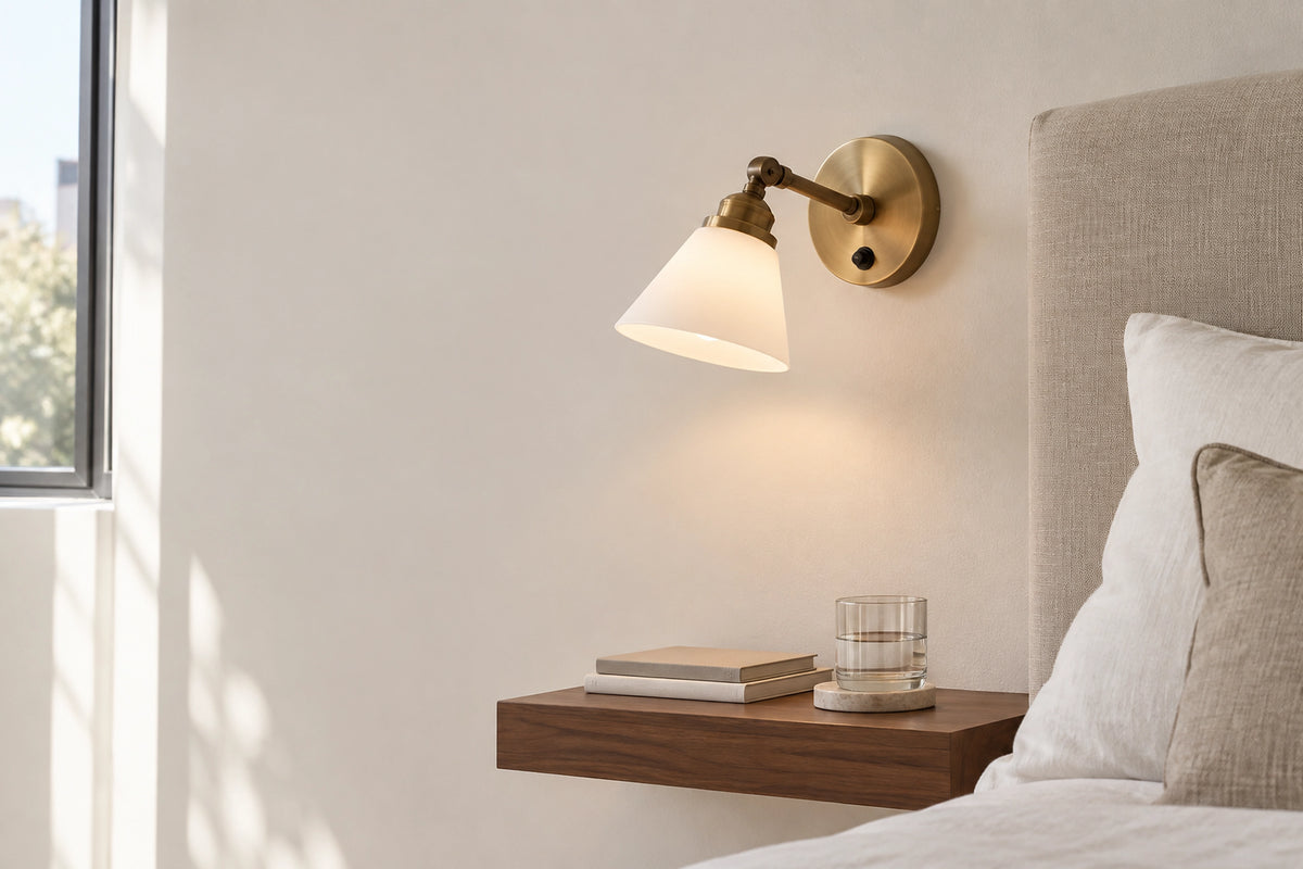 Applique murale avec interrupteur dans un intérieur lumineux, sous une lumière naturelle