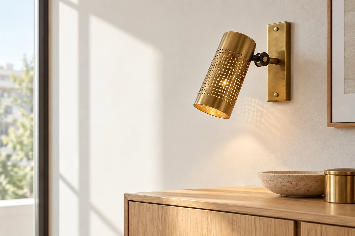 Applique murale laiton vintage dans un intérieur lumineux, sous une lumière naturelle