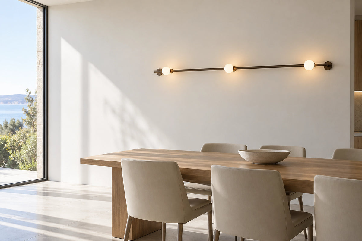 Applique murale longue dans un intérieur lumineux, sous une lumière naturelle