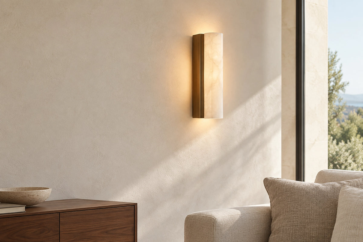 Applique murale dans un intérieur lumineux, sous une lumière naturelle
