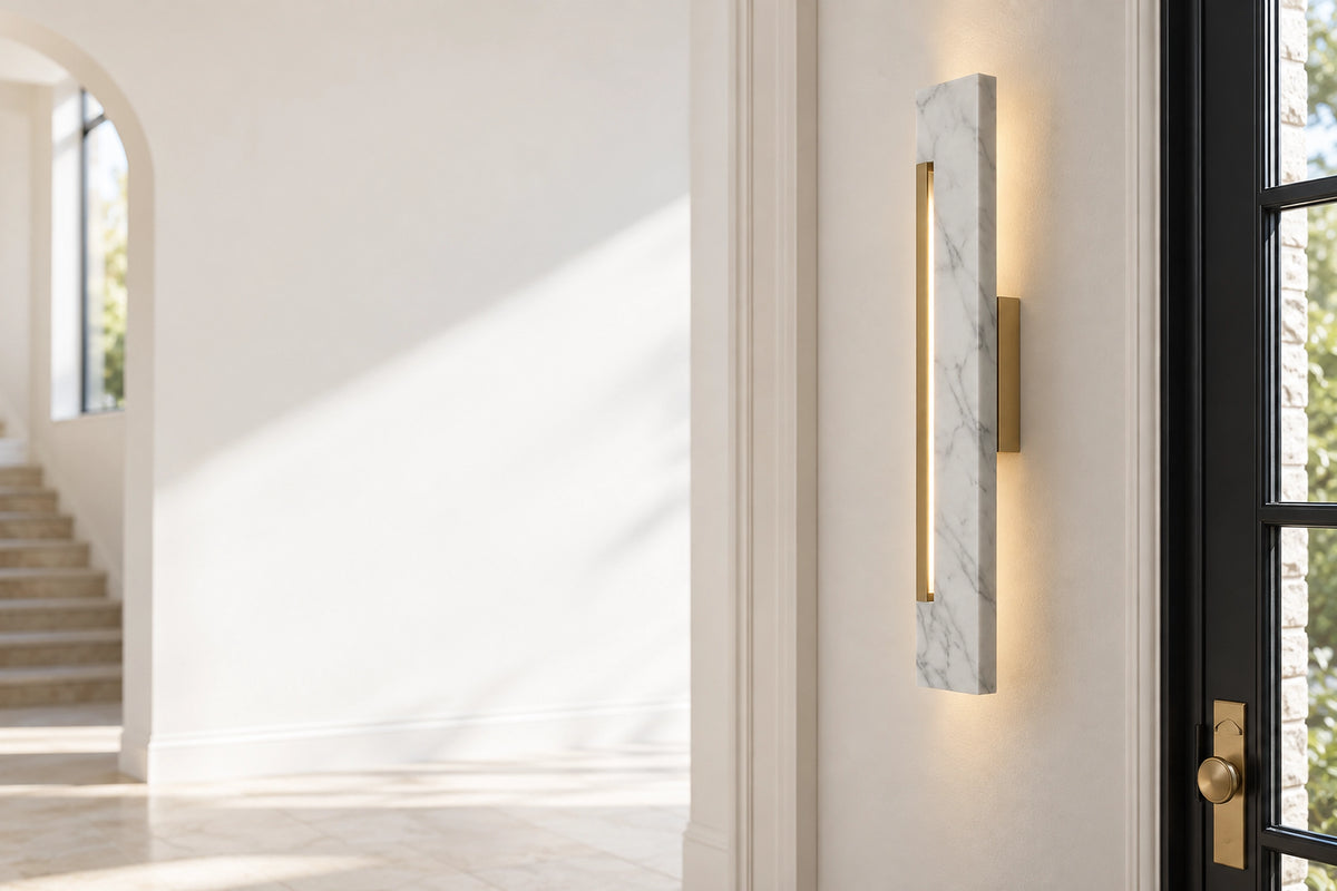 Applique murale marbre dans un intérieur lumineux, sous une lumière naturelle