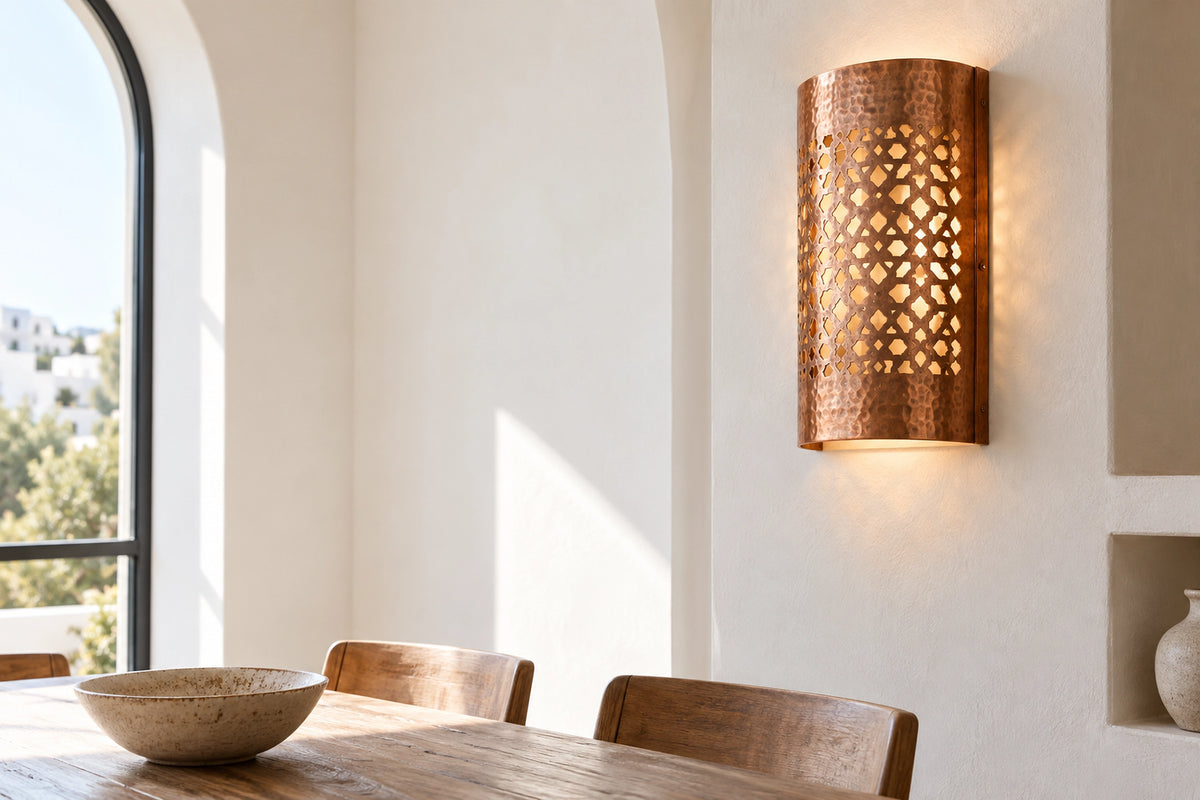 Applique murale marocaine cuivre dans un intérieur lumineux, sous une lumière naturelle