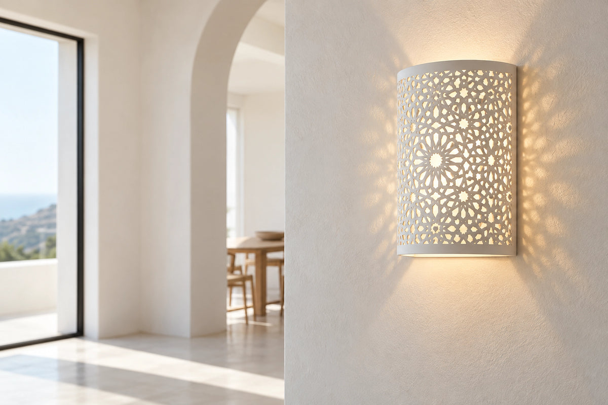 Applique murale marocaine dans un intérieur lumineux, sous une lumière naturelle