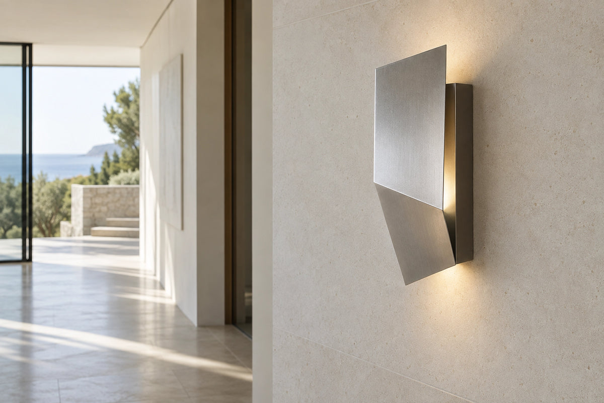 Applique murale métal dans un intérieur lumineux, sous une lumière naturelle