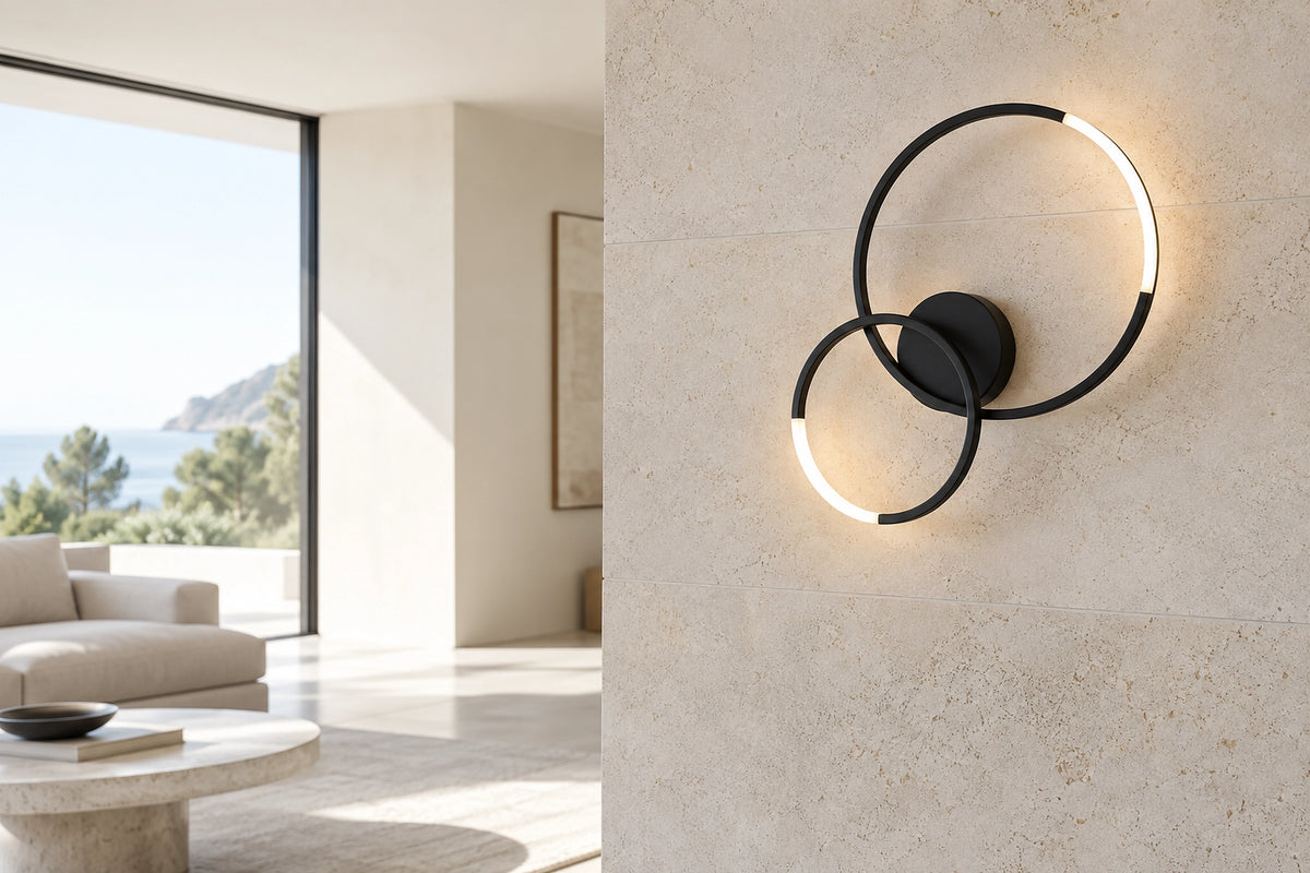 Applique murale moderne noire dans un intérieur lumineux, sous une lumière naturelle