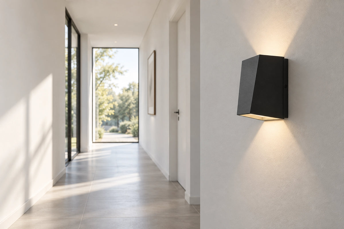 Applique murale noir mat dans un intérieur lumineux, sous une lumière naturelle