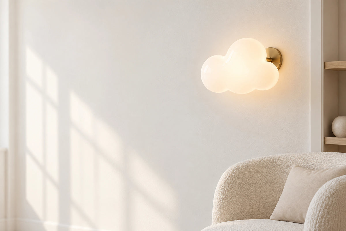 Applique murale nuage dans un intérieur lumineux, sous une lumière naturelle