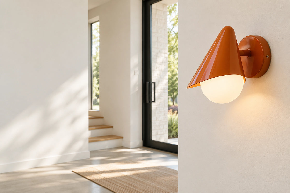 Applique murale orange dans un intérieur lumineux, sous une lumière naturelle