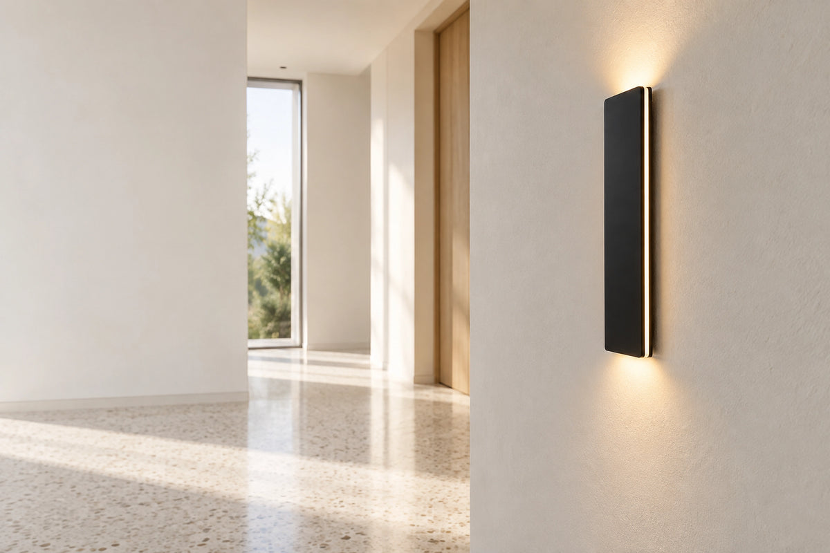 Applique murale plate dans un intérieur lumineux, sous une lumière naturelle