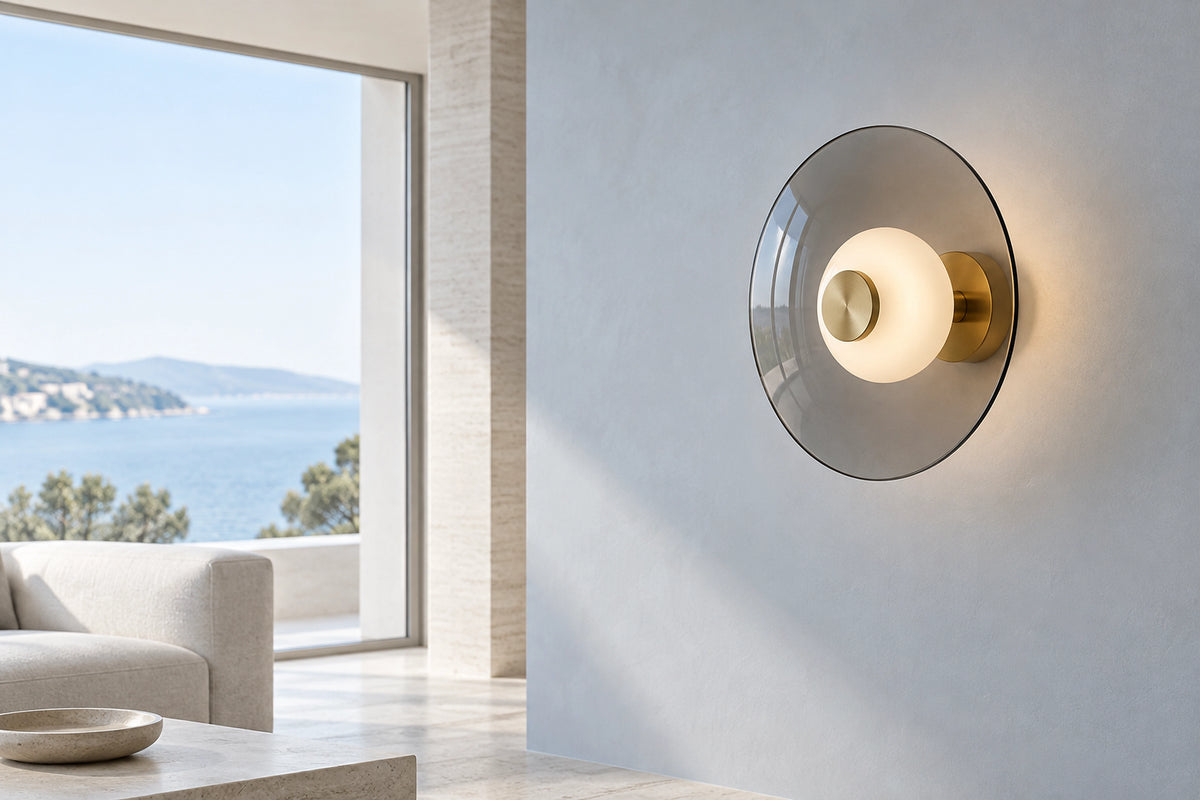 Applique murale ronde dans un intérieur lumineux, sous une lumière naturelle