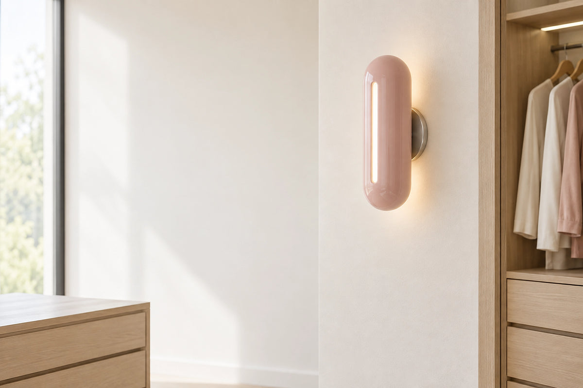 Applique murale rose poudré dans un intérieur lumineux, sous une lumière naturelle