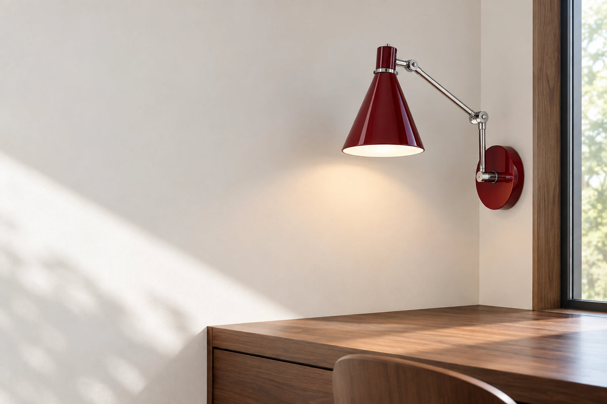 Applique murale rouge dans un intérieur lumineux, sous une lumière naturelle