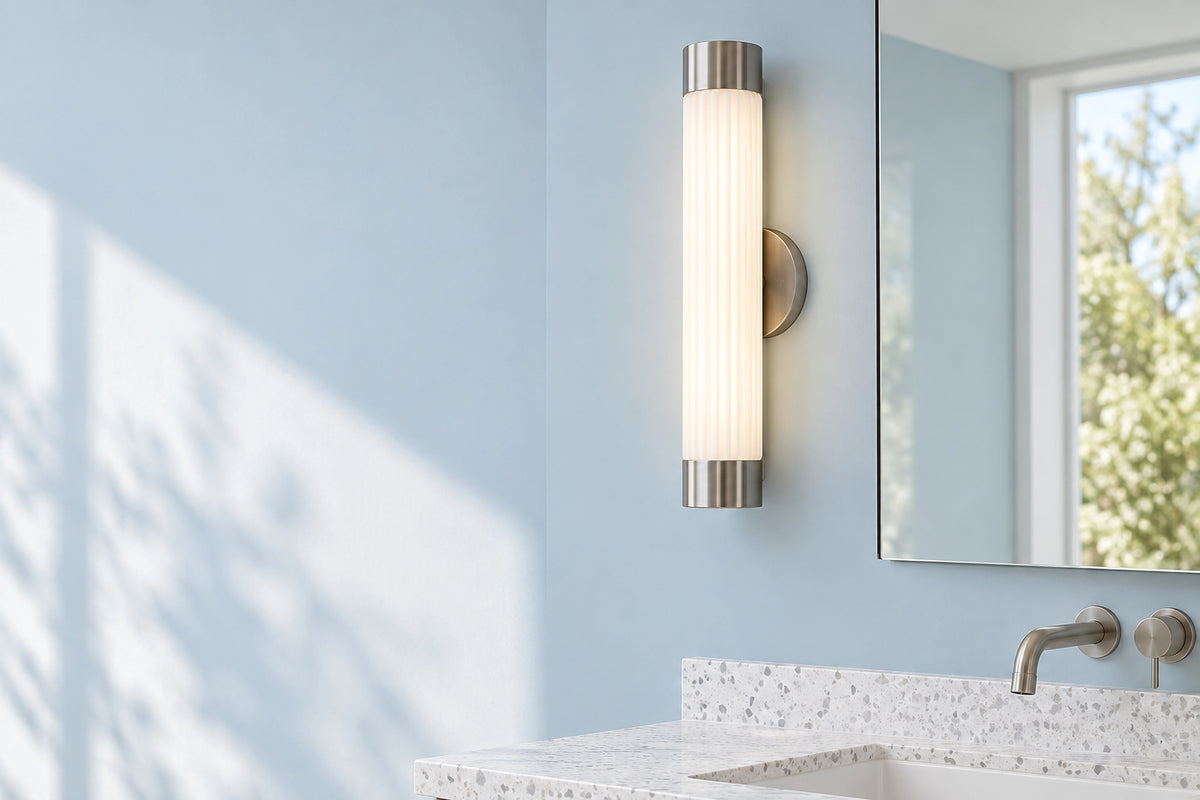 Applique murale salle de bain dans une salle de bain lumineuse, sous une lumière naturelle