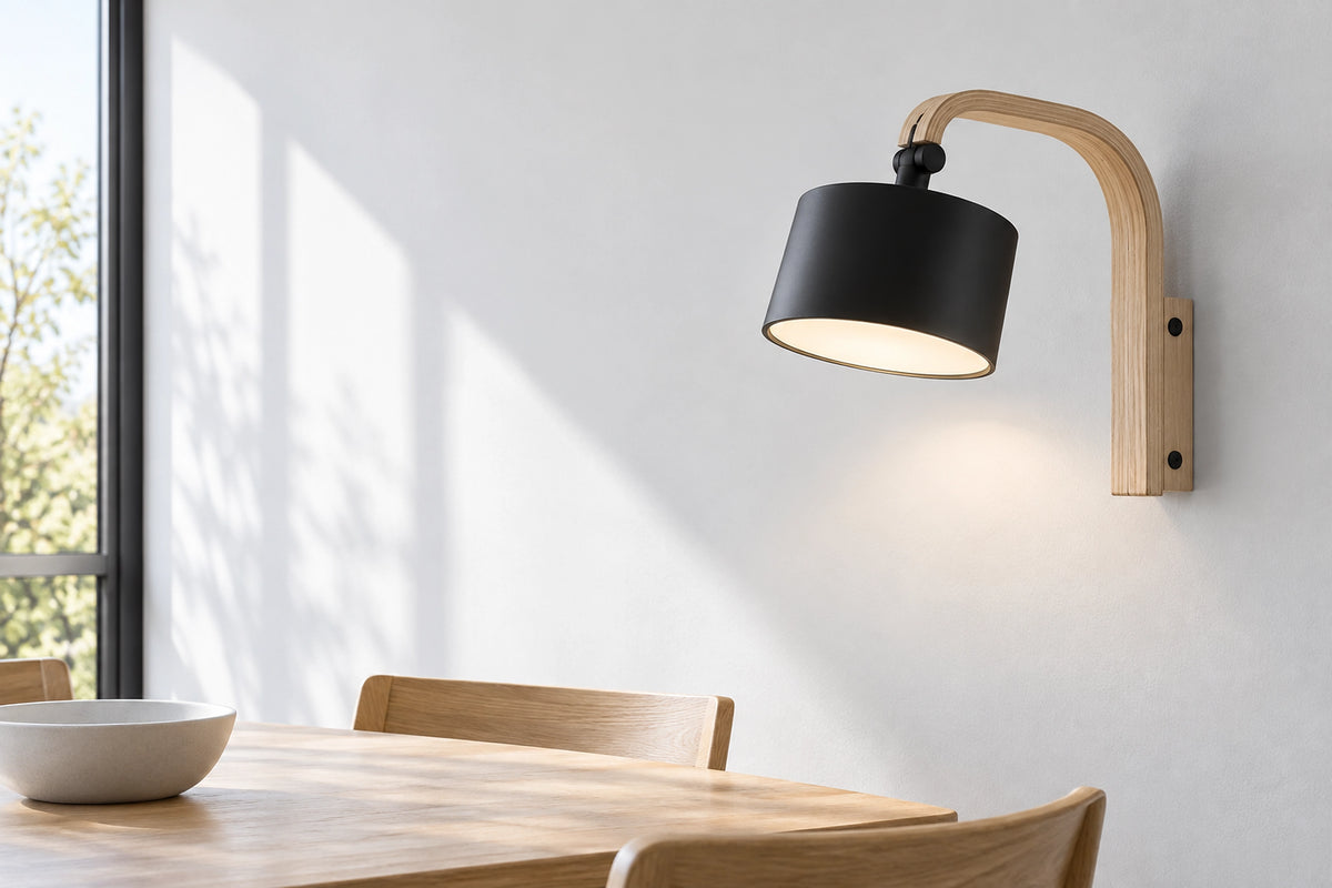 Applique murale scandinave bois dans un intérieur lumineux, sous une lumière naturelle