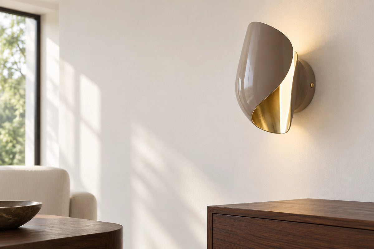 Applique murale taupe dans un intérieur lumineux, sous une lumière naturelle