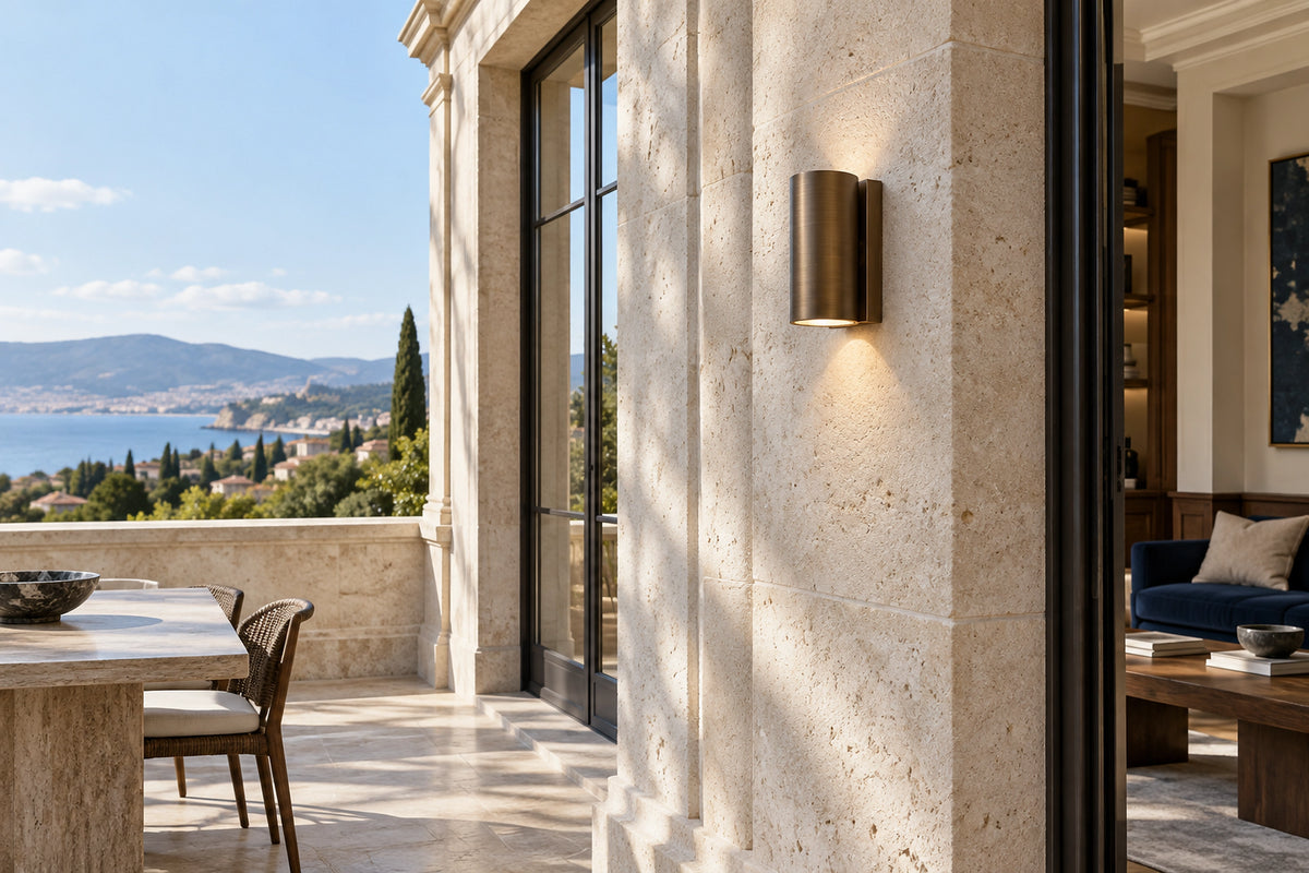Applique murale terrasse sur une façade en pierre claire, sous une lumière naturelle