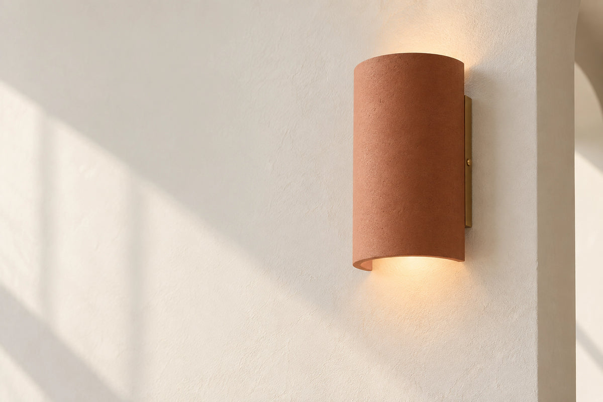 Applique murale terre cuite dans un intérieur lumineux, sous une lumière naturelle