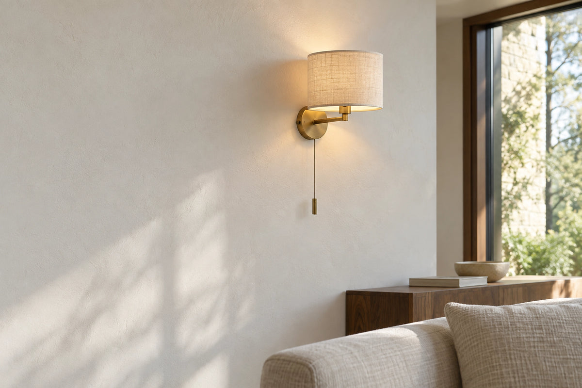 Applique murale à tirette dans un intérieur lumineux, sous une lumière naturelle