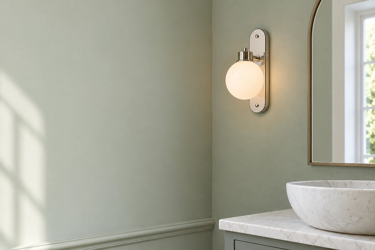 Applique murale toilette dans des toilettes lumineuses, sous une lumière naturelle