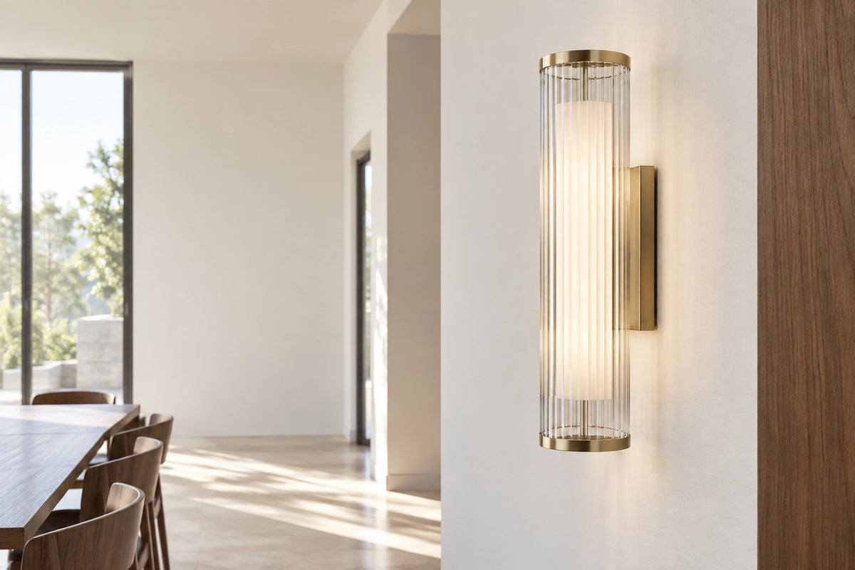 Applique murale verre cannelé dans un intérieur lumineux, sous une lumière naturelle