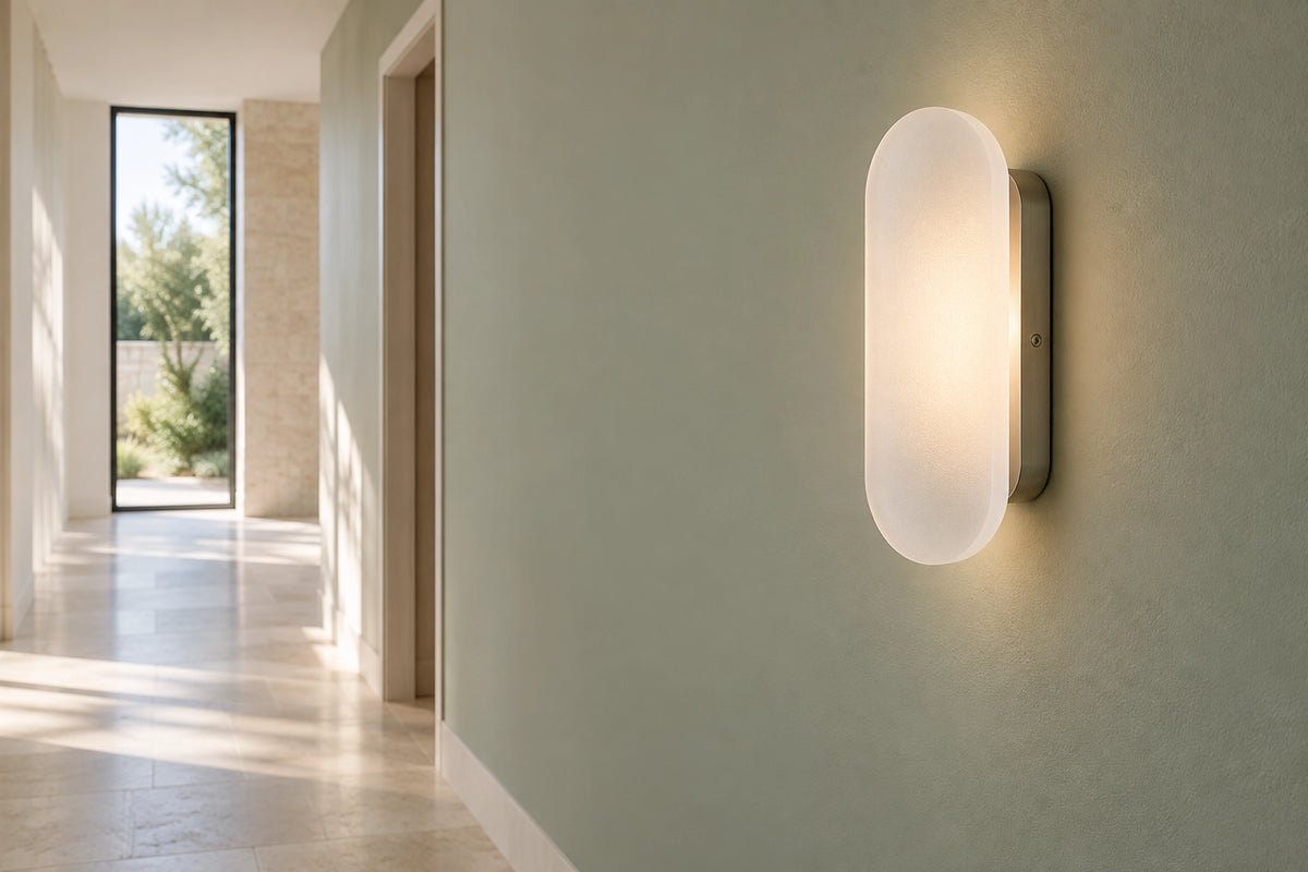 Applique murale verre dépoli dans un intérieur lumineux, sous une lumière naturelle