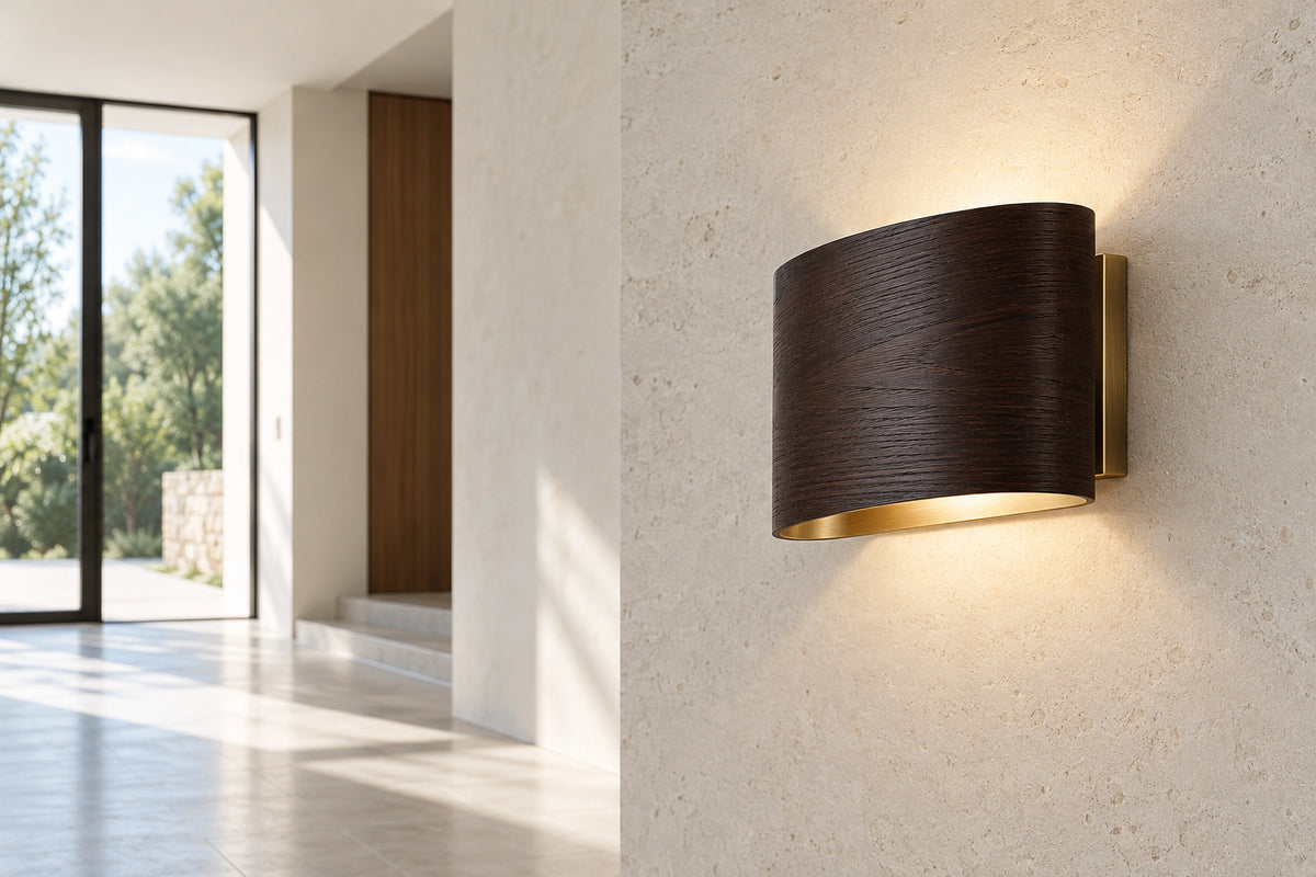 Applique murale wengé dans un intérieur lumineux, sous une lumière naturelle