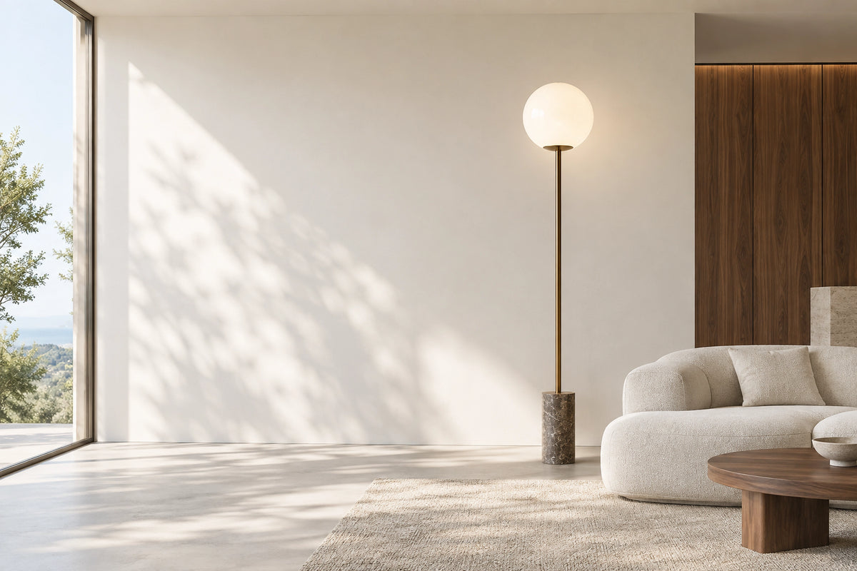 Grand lampadaire dans un intérieur lumineux, sous une lumière naturelle