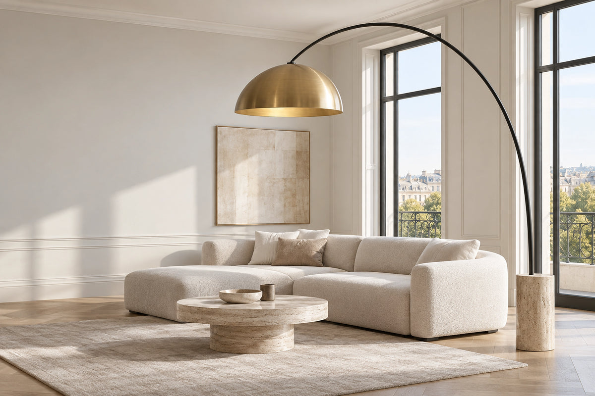 Grand lampadaire salon dans un salon lumineux, sous une lumière naturelle