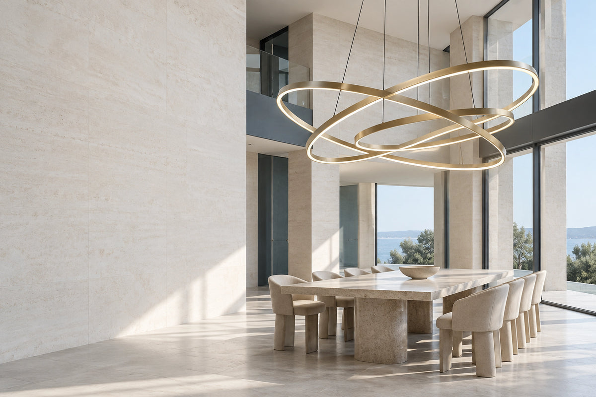Grand luminaire dans un intérieur lumineux, sous une lumière naturelle