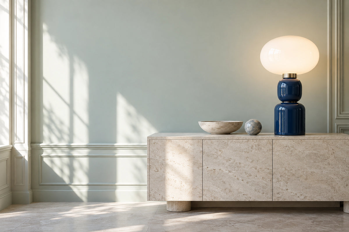 Grande lampe à poser dans un intérieur lumineux, sous une lumière naturelle