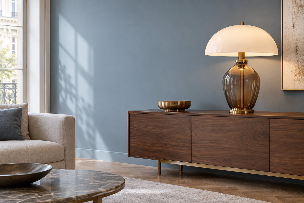 Grande lampe dans un intérieur lumineux, sous une lumière naturelle